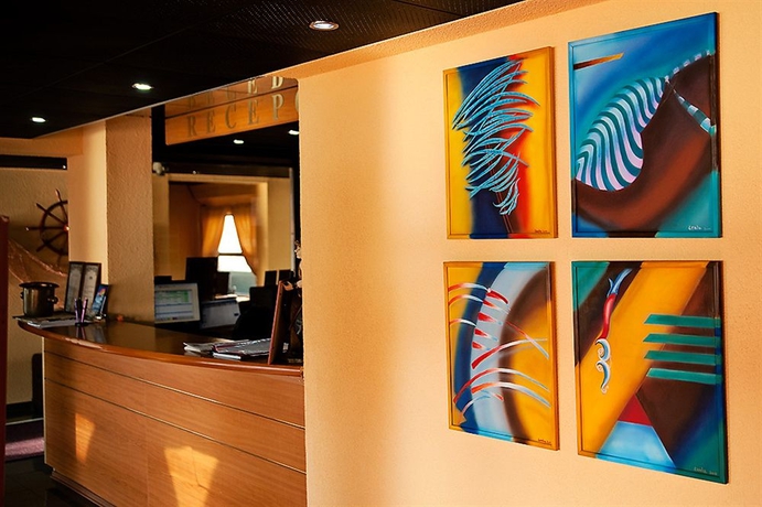 Imagen de los interiores del Hotel Botel Gracia. Foto 9