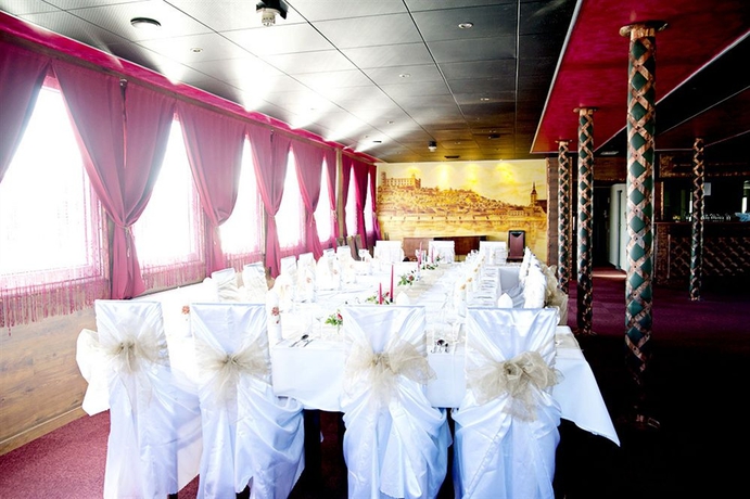 Imagen del bar/restaurante del Hotel Botel Gracia. Foto 4