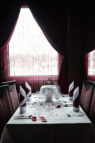 Imagen del bar/restaurante del Hotel Botel Gracia. Foto 5