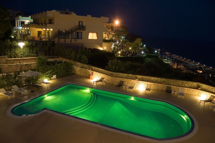 Imagen de la piscina del Hotel Bouganville Palace. Foto 17