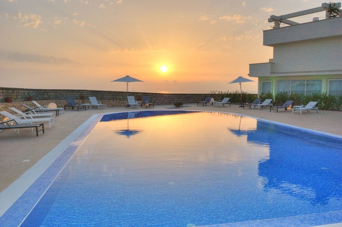 Imagen de la piscina del Hotel Bouganville Palace. Foto 18