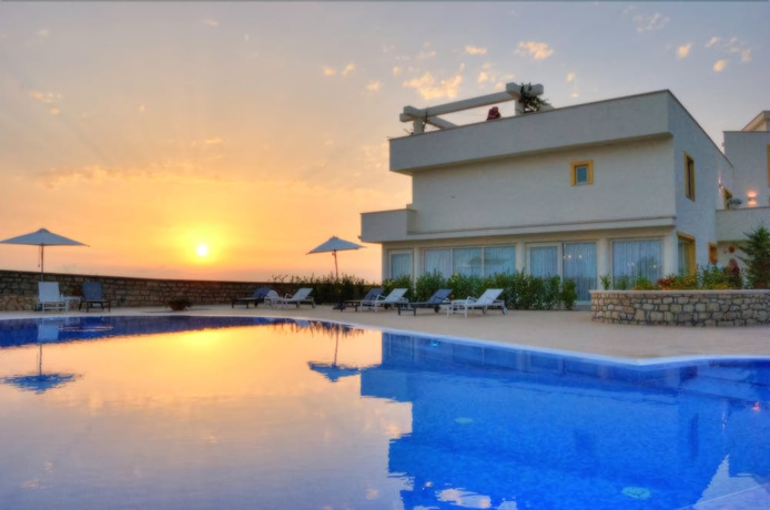 Imagen de la piscina del Hotel Bouganville Palace. Foto 19