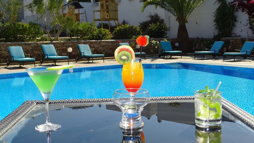 Imagen de la piscina del Hotel Boulafendis Apartments. Foto 18