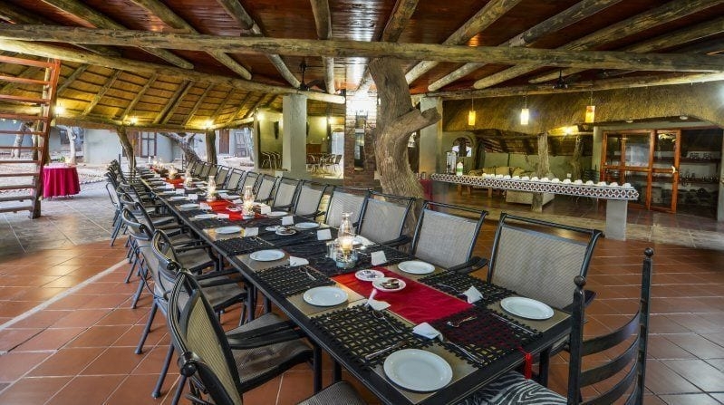 Imagen del bar/restaurante del Hotel Boulders Safari Lodge. Foto 3