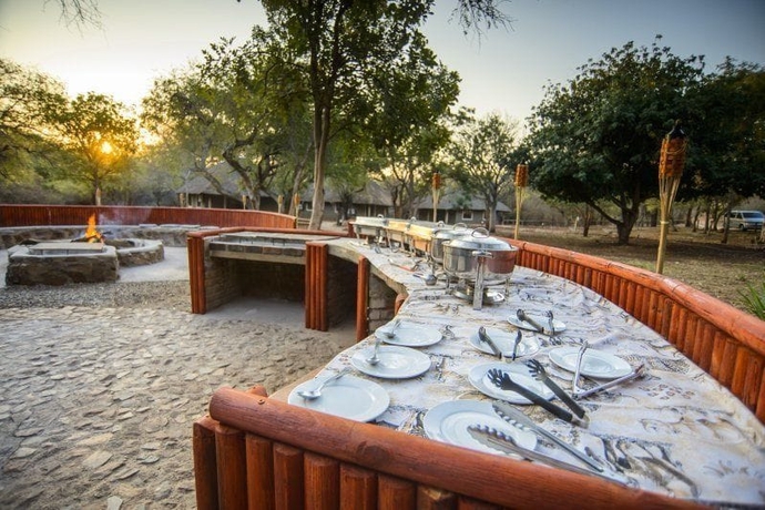 Imagen del bar/restaurante del Hotel Boulders Safari Lodge. Foto 4