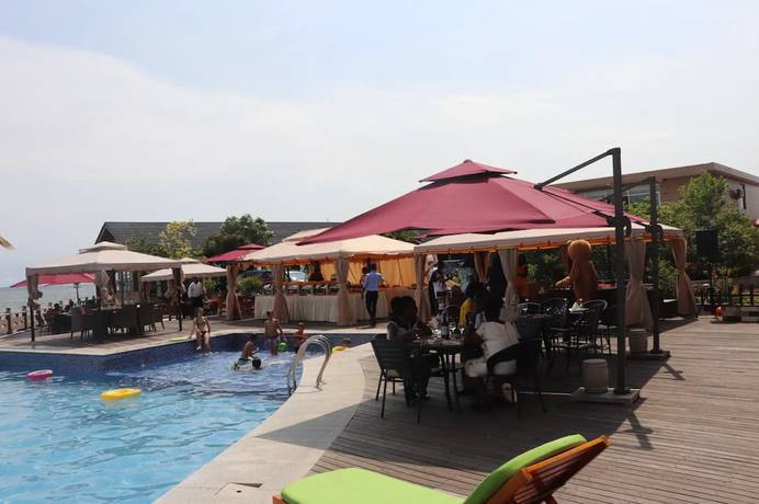 Imagen de la piscina del Hotel Boulevard, Libreville. Foto 13