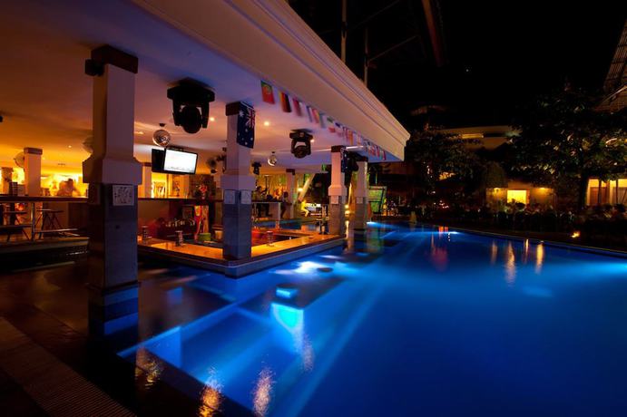 Imagen de la piscina del Hotel Bounty. Foto 16