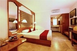 Imagen de la piscina del Hotel Bounty Resort. Foto 10
