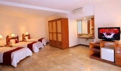 Imagen de la piscina del Hotel Bounty Resort. Foto 13
