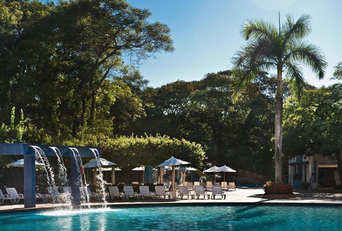 Imagen de la piscina del Hotel Bourbon Cataratas Do Igua&ccedil;u Thermas Eco Resort. Foto 15
