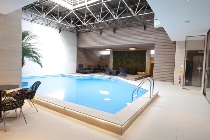 Imagen de la piscina del Hotel Bourbon Curitiba E Su&iacute;tes. Foto 14