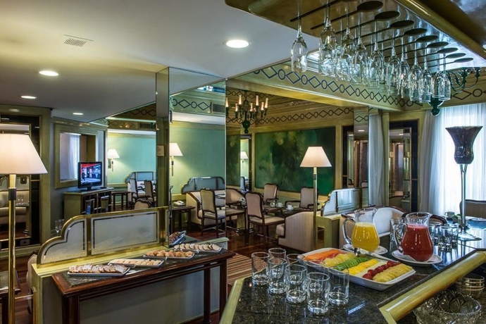 Imagen del bar/restaurante del Hotel Bourbon Curitiba E Su&iacute;tes. Foto 3