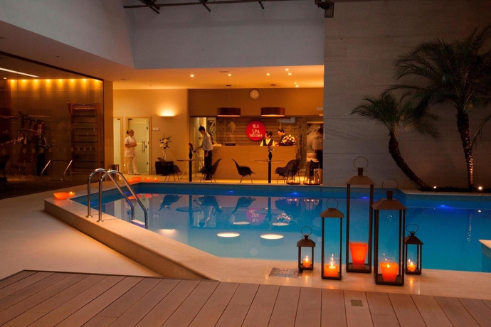 Imagen de la piscina del Hotel Bourbon Curitiba E Su&iacute;tes. Foto 15