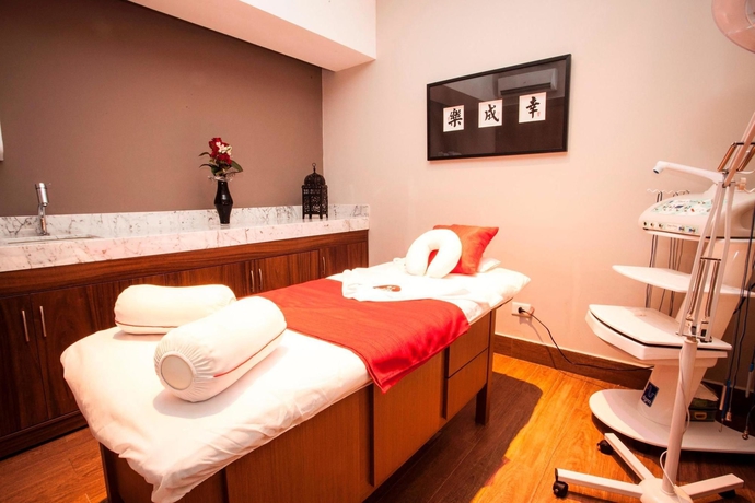 Imagen de la piscina del Hotel Bourbon Curitiba E Su&iacute;tes. Foto 16