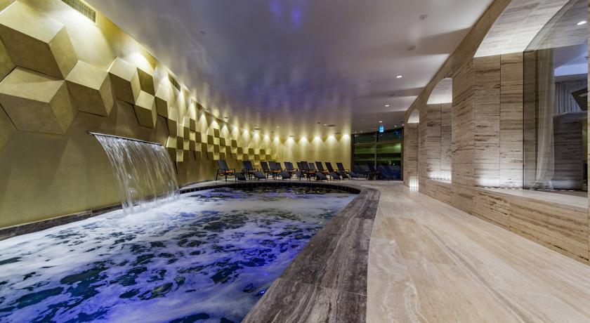 Imagen de la piscina del Hotel Boutique Alhambra. Foto 16