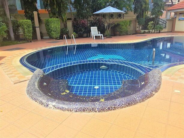 Imagen de la piscina del Hotel Boutique Condo Pratumnak. Foto 16