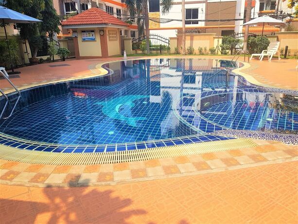 Imagen de la piscina del Hotel Boutique Condo Pratumnak. Foto 17
