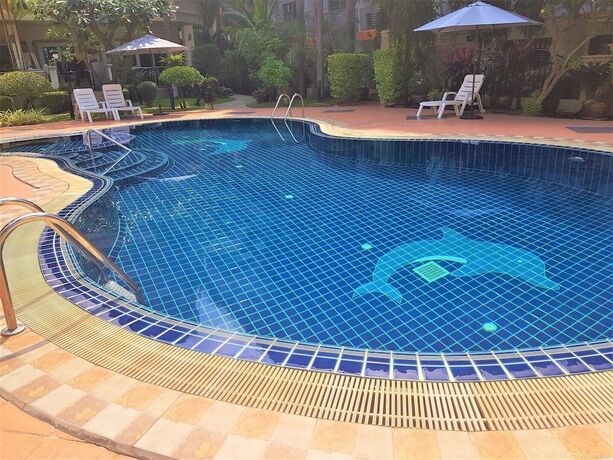 Imagen de la piscina del Hotel Boutique Condo Pratumnak. Foto 18