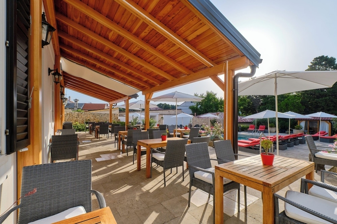 Imagen del bar/restaurante del Hotel Boutique Dolphin Suites. Foto 2