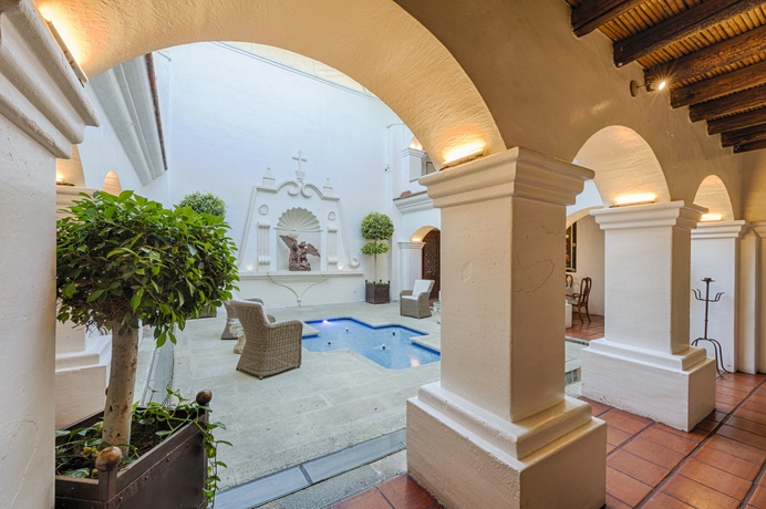 Imagen de la piscina del Hotel Boutique &Eacute;bano. Foto 15
