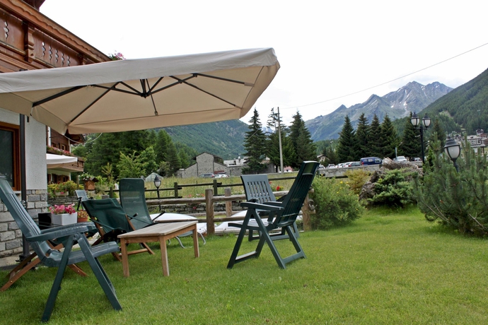 Imagen de los exteriores del Hotel Bouton D'or. Foto 12