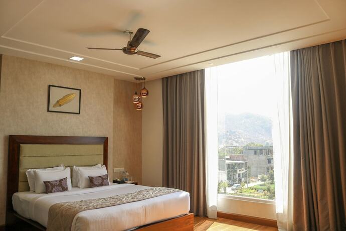 Imagen de la habitación del Hotel Brahma Horizon. Foto 18