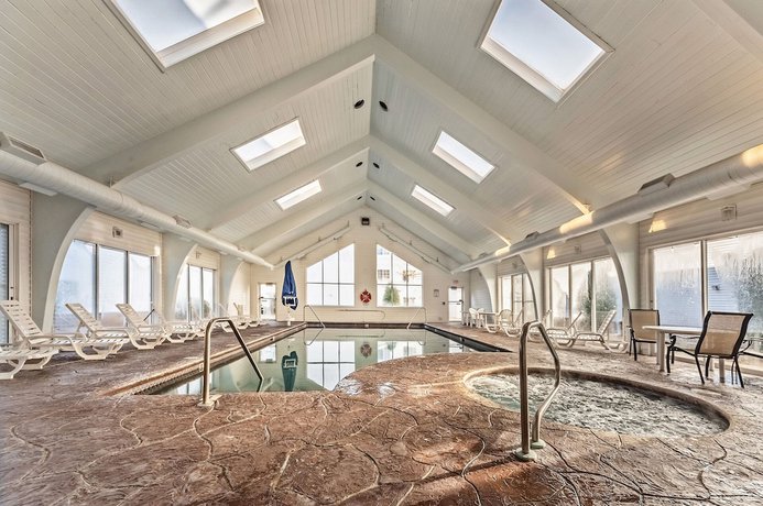 Imagen de la piscina del Hotel Branson Towers. Foto 20