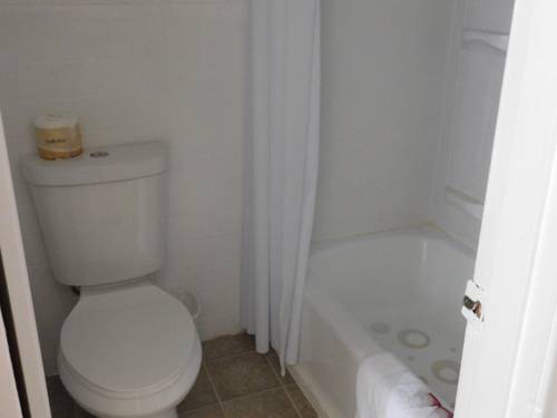 Imagen general del Hotel Breakers By The Sea. Foto 1