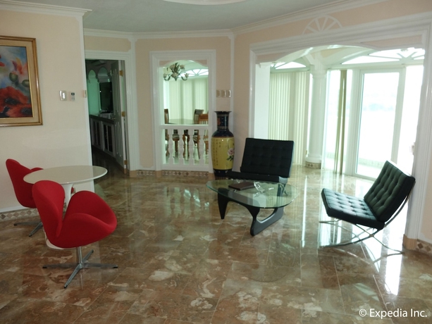 Imagen de la habitación del Hotel Breakfast At Monaco. Foto 17
