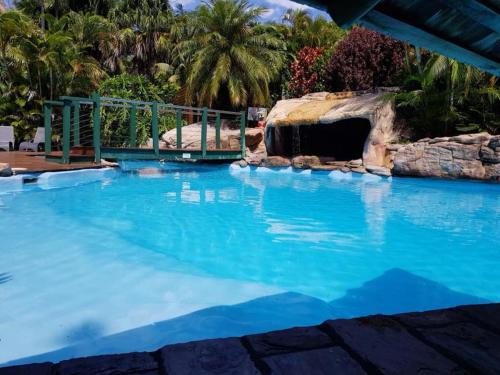 Imagen de la piscina del Hotel Breakfree Aanuka Beach Resort. Foto 10