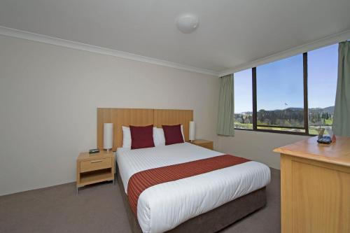 Imagen de la habitación del Hotel Breakfree Capital Tower. Foto 6