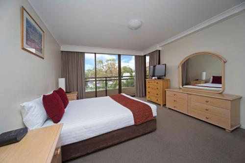 Imagen de la habitación del Hotel Breakfree Capital Tower. Foto 7