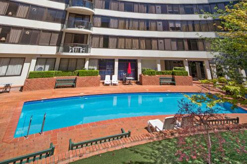 Imagen de la piscina del Hotel Breakfree Capital Tower. Foto 9