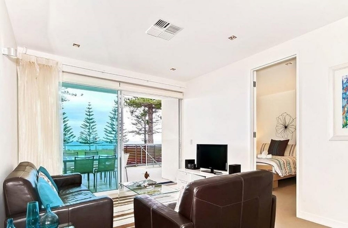 Imagen de la habitación del Hotel Breeze Beachfront Apartments. Foto 3