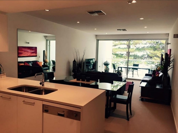 Imagen de la habitación del Hotel Breeze Beachfront Apartments. Foto 5
