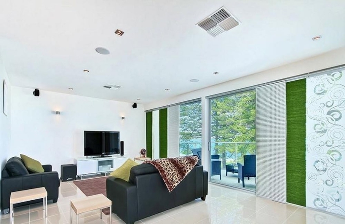 Imagen de la habitación del Hotel Breeze Beachfront Apartments. Foto 8