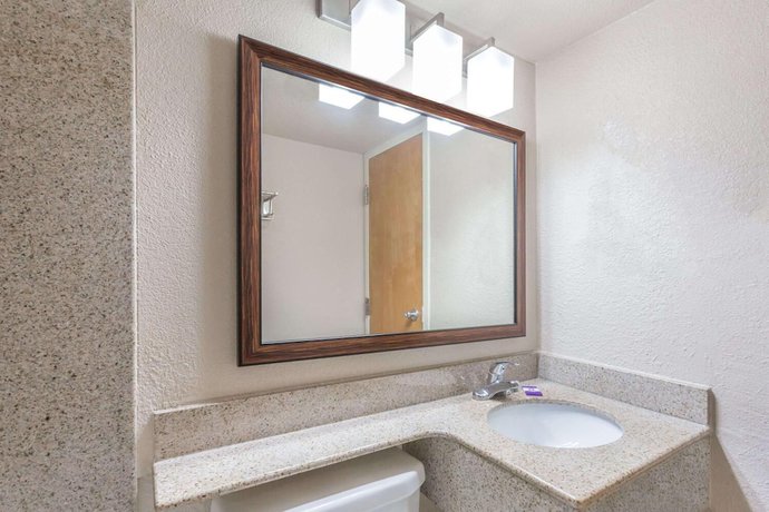 Imagen de la habitación del Hotel Breeze Inn and Suites. Foto 10