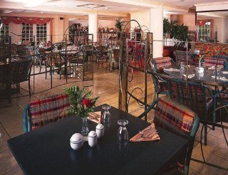 Imagen del bar/restaurante del Hotel Breezes Montego Bay All Inclusive. Foto 2