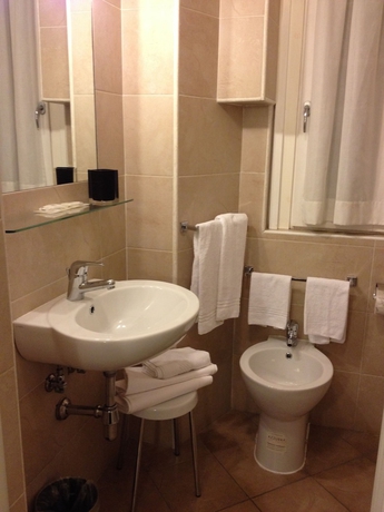 Imagen de la habitación del Hotel Brenta Milano. Foto 15