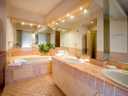 Imagen de la habitación del Hotel Brescia. Foto 6