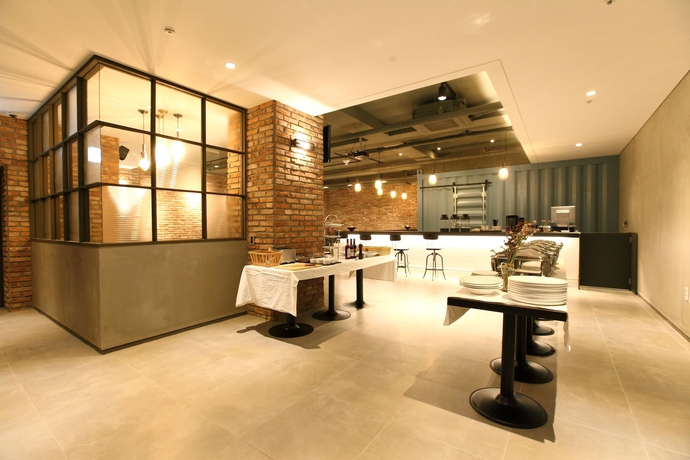 Imagen del bar/restaurante del Hotel Bricks. Foto 2