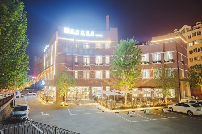 Imagen de los exteriores del Hotel Bridal Tea House Yantai Zhifu. Foto 15