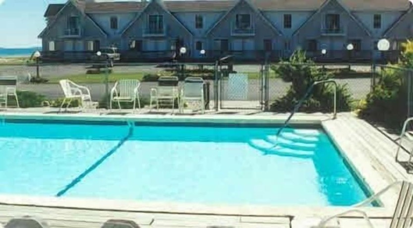 Imagen de la piscina del Hotel Bridge View Motel and Condo\'s. Foto 19