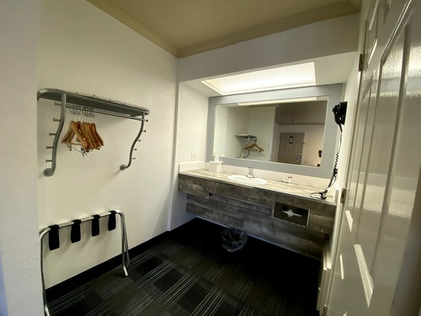 Imagen de la habitación del Hotel BridgePoint Inn Daly City. Foto 16