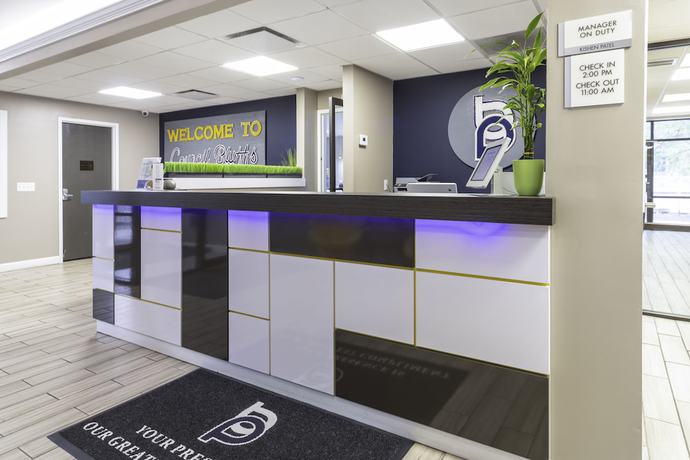 Imagen de los interiores del Hotel Bridgepointe Inn and Suites. Foto 13
