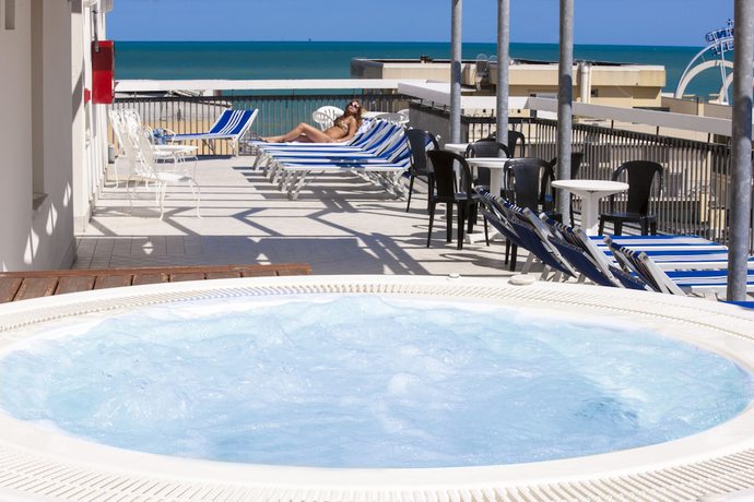Imagen de la piscina del Hotel Brig. Foto 19