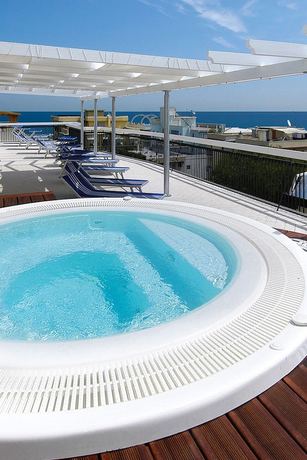 Imagen de la piscina del Hotel Brig. Foto 20