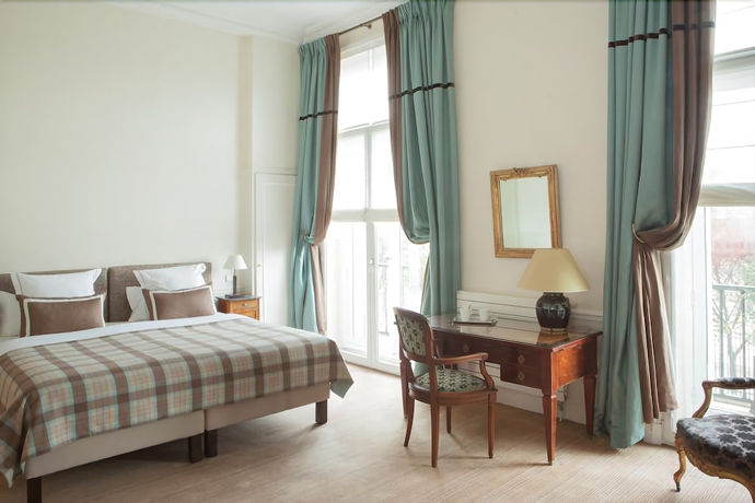 Imagen de la habitación del Hotel Brighton, París. Foto 13