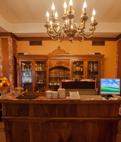 Imagen del bar/restaurante del Hotel Brilant Antik. Foto 3