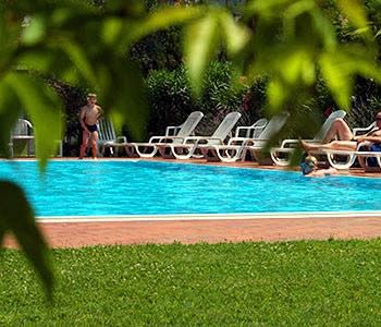 Imagen de la piscina del Hotel Brione Green Resort. Foto 18